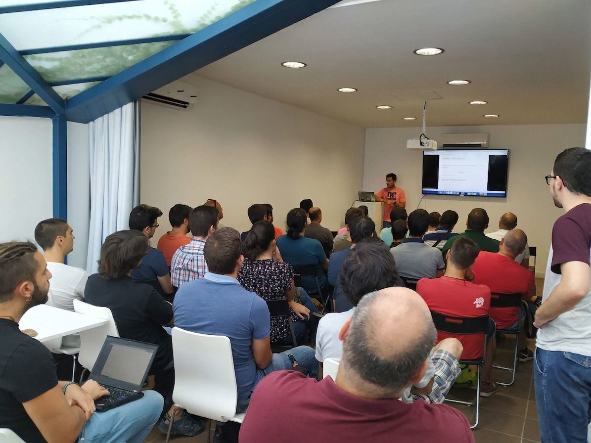 Charla de desarrollo con público asistente